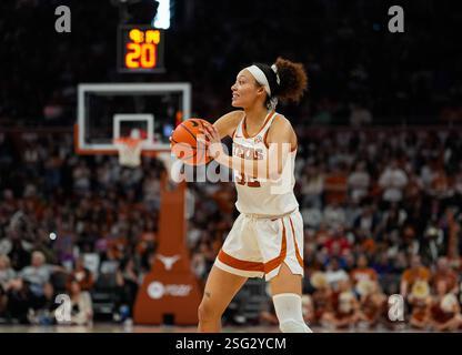Austin, Austin, USA. Februar 2025. Der Texas Guard NDJAKALENGA MWENENTANDA (32) während eines Basketballspiels zwischen den Texas Longhorns und den South Carolina Gamecocks am 9. Februar 2025 in Austin, Texas. (Kreditbild: © Scott Coleman/ZUMA Press Wire) NUR REDAKTIONELLE VERWENDUNG! Nicht für kommerzielle ZWECKE! Stockfoto