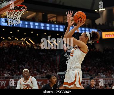 Austin, Austin, USA. Februar 2025. Der texanische Garde NDJAKALENGA MWENENTANDA (32) schießt den Ball gegen CHLOE KITTS (21) aus South Carolina während eines Basketballspiels am 9. Februar 2025 in Austin, Texas. (Kreditbild: © Scott Coleman/ZUMA Press Wire) NUR REDAKTIONELLE VERWENDUNG! Nicht für kommerzielle ZWECKE! Stockfoto