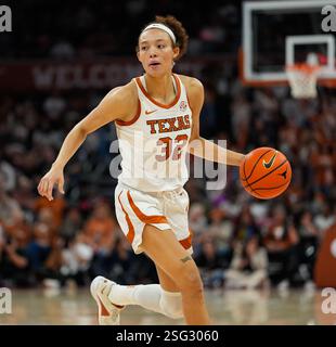 Austin, Austin, USA. Februar 2025. Der Texas Guard NDJAKALENGA MWENENTANDA (32) bewegt den Ball während eines Basketballspiels zwischen den Texas Longhorns und den South Carolina Gamecocks am 9. Februar 2025 in Austin, Texas. (Kreditbild: © Scott Coleman/ZUMA Press Wire) NUR REDAKTIONELLE VERWENDUNG! Nicht für kommerzielle ZWECKE! Stockfoto