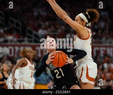 Austin, Austin, USA. Februar 2025. South Carolina Stürmer CHLOE KITTS (21) arbeitet gegen den Texas Guard NDJAKALENGA MWENENTANDA (32) unter dem Korb während eines Basketballspiels zwischen den Texas Longhorns und den South Carolina Gamecocks am 9. Februar 2025 in Austin, Texas. (Kreditbild: © Scott Coleman/ZUMA Press Wire) NUR REDAKTIONELLE VERWENDUNG! Nicht für kommerzielle ZWECKE! Stockfoto