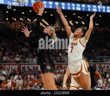 Austin, Austin, USA. Februar 2025. CHLOE KITTS (21), der Texas Guard JORDAN LEE (7), verteidigt den Korb während eines Basketballspiels zwischen den Texas Longhorns und den South Carolina Gamecocks am 9. Februar 2025 in Austin, Texas. (Kreditbild: © Scott Coleman/ZUMA Press Wire) NUR REDAKTIONELLE VERWENDUNG! Nicht für kommerzielle ZWECKE! Stockfoto