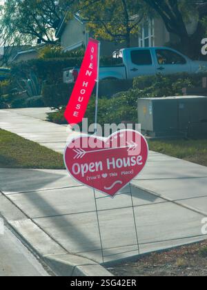Schild und Banner vor dem Haus der offenen Tür Stockfoto