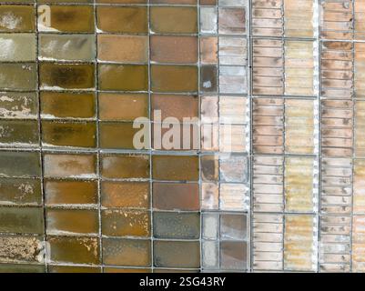 Traditionelles Salzgewinnungslager (Salinas) mit Salzhaufen in Aveiro, Portugal. Stockfoto