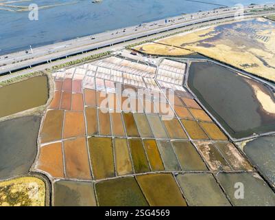 Traditionelles Salzgewinnungslager (Salinas) mit Salzhaufen in Aveiro, Portugal. Stockfoto