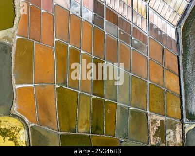 Traditionelles Salzgewinnungslager (Salinas) mit Salzhaufen in Aveiro, Portugal. Stockfoto