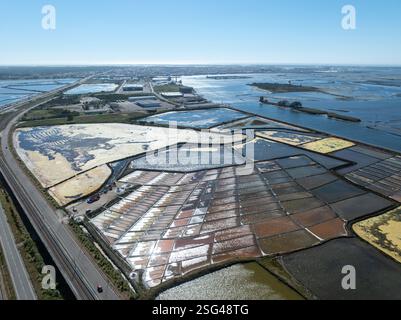 Traditionelles Salzgewinnungslager (Salinas) mit Salzhaufen in Aveiro, Portugal. Stockfoto