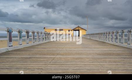 Queenscliff South Pier mit Blick auf Port Phillip Bay an einem stürmischen Tag, Victoria, Australien. Stockfoto