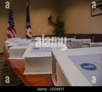 Der Präsident's Daily Brief, manchmal auch als President's Daily Briefing oder President's Daily Bulletin bezeichnet, ist ein streng geheimes Dokument, das jeden Morgen dem Präsidenten der Vereinigten Staaten vorgelegt wird; es wird auch an eine kleine Anzahl hochrangiger US-Beamter verteilt, die vom Präsidenten gebilligt werden. Sie umfasst hochgradig geheime Geheimdienstanalysen, Informationen über verdeckte Operationen und Berichte von den sensibelsten US-Quellen oder von alliierten Geheimdiensten. Nach Ermessen des Präsidenten kann der HVE auch dem gewählten Präsidenten zur Verfügung gestellt werden. Stockfoto