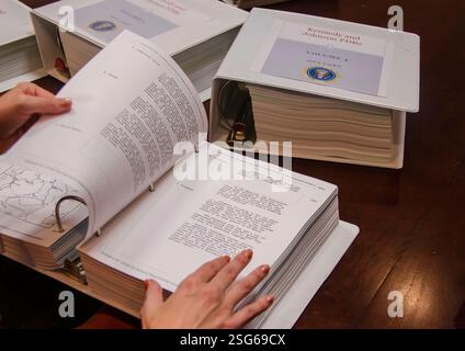 Der Präsident's Daily Brief, manchmal auch als President's Daily Briefing oder President's Daily Bulletin bezeichnet, ist ein streng geheimes Dokument, das jeden Morgen dem Präsidenten der Vereinigten Staaten vorgelegt wird; es wird auch an eine kleine Anzahl hochrangiger US-Beamter verteilt, die vom Präsidenten gebilligt werden. Sie umfasst hochgradig geheime Geheimdienstanalysen, Informationen über verdeckte Operationen und Berichte von den sensibelsten US-Quellen oder von alliierten Geheimdiensten. Nach Ermessen des Präsidenten kann der HVE auch dem gewählten Präsidenten zur Verfügung gestellt werden. Stockfoto