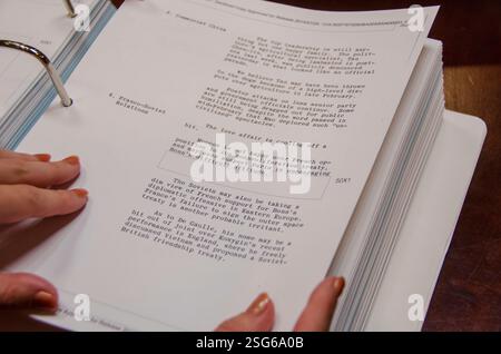 Der Präsident's Daily Brief, manchmal auch als President's Daily Briefing oder President's Daily Bulletin bezeichnet, ist ein streng geheimes Dokument, das jeden Morgen dem Präsidenten der Vereinigten Staaten vorgelegt wird; es wird auch an eine kleine Anzahl hochrangiger US-Beamter verteilt, die vom Präsidenten gebilligt werden. Sie umfasst hochgradig geheime Geheimdienstanalysen, Informationen über verdeckte Operationen und Berichte von den sensibelsten US-Quellen oder von alliierten Geheimdiensten. Nach Ermessen des Präsidenten kann der HVE auch dem gewählten Präsidenten zur Verfügung gestellt werden. Stockfoto