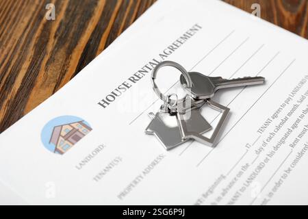 Leeres Haus Mietvertrag mit Schlüssel auf hölzernem Hintergrund, Nahaufnahme Stockfoto