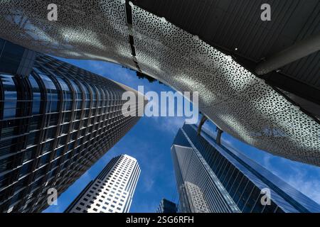 Flacher Blick auf die Wolkenkratzer in San Francisco, CA. Moderne Architektur, einschließlich der gemusterten Fassade des Transbay Transit Centers Stockfoto