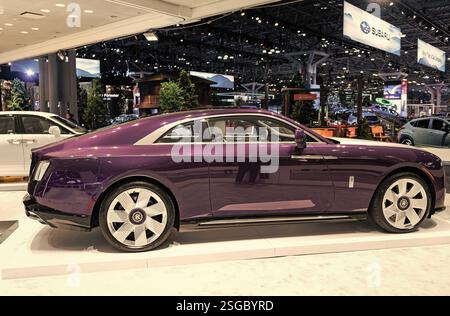 New York City, USA - 27. März 2024: Rollt Royce Spectre Luxusauto auf der New York International Auto Show, Seitenansicht Stockfoto