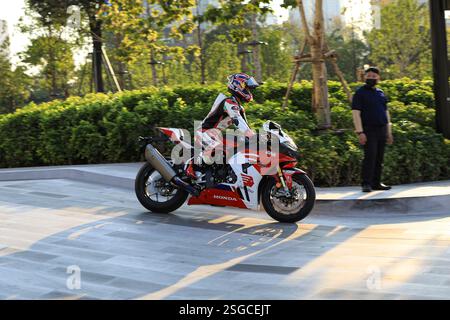 Bangkok, Thailand. Februar 2025. Somkiat Chantra #35 (Thailand) IDEMITSU Honda LCR, Motorcycle Riding Show, während während der Veranstaltung MotoGP Season Launch 2025 Thailand in einem Bangkok Shopping Mall am 9. Februar 2025. In Bangkok. (Foto: Teera Noisakran/SIPA USA) Credit: SIPA USA/Alamy Live News Stockfoto
