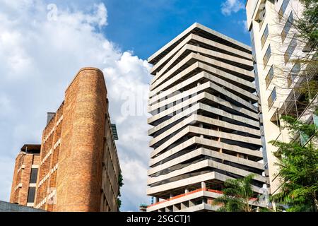 Typische moderne Wohngebäude im Viertel El Poblado in Medellin, Kolumbien, Südamerika Stockfoto