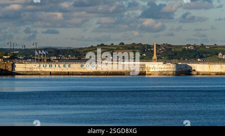 Penzance, Cornwall, England, Großbritannien - 31. Mai 2022: Blick von der Promenade zum Jubilee Pool Stockfoto