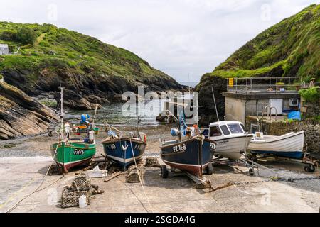 Portloe, Cornwall, England, Großbritannien - 29. Mai 2022: Fischerboote am Portloe Beach Stockfoto