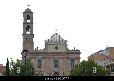 Kathedrale von Chania isoliert am weißen Himmel, Insel Kreta Griechenland. Eisodion der Theotokos-Kirche und Glockenturm Stockfoto