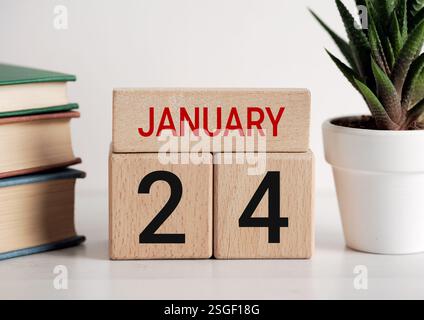 Hölzerner ewiger Kalender mit 24. Januar, Erinnerung an den Internationalen Tag der Erziehung. Stockfoto