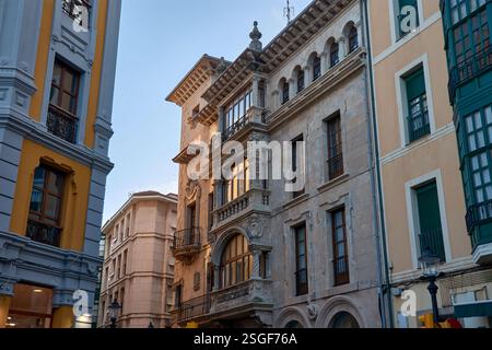 Dieses Foto zeigt das wunderschöne und historische Gebäude an der San Bernardo Straße in Gijon, Spanien. Das Bild zeigt die elegante Architektur Stockfoto