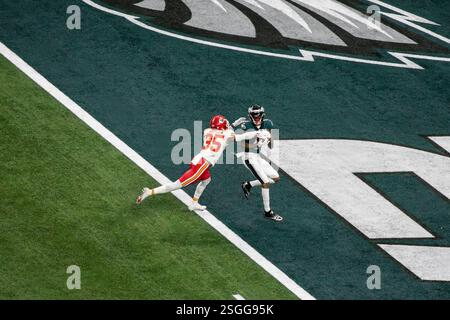 New Orleans, Louisiana, USA. Februar 2025. Der Philadelphia Eagles Wide Receiver DeVonta Smith (6) fängt einen Touchdown-Pass im NFL Super Bowl LIX im Superdome in New Orleans, Louisiana. Quelle: Kindell Buchanan/Alamy Live News Stockfoto