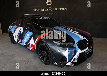 Bangkok, Thailand. Februar 2025. Der offizielle BMW M5 Safety Car des Rennens wird am 9. Februar 2025 auf dem MotoGP Season Launch 2025 Thailand Event in einem Einkaufszentrum in Bangkok gezeigt. In Bangkok. (Foto: Teera Noisakran/SIPA USA) Credit: SIPA USA/Alamy Live News Stockfoto