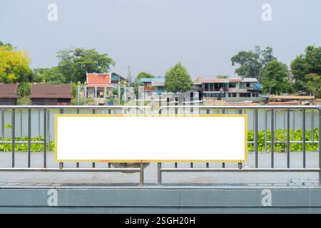 Leeres großes horizontales Schild vor der Flussbucht. River Bay mit einem leeren Schild für Ihre SMS. Kopierbereich. Stockfoto
