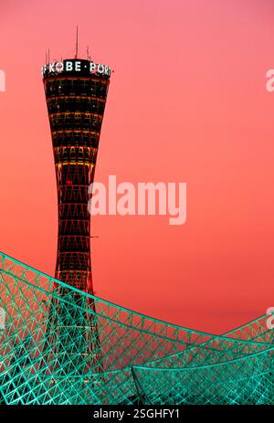 Der Kobe Port Tower bei Sonnenuntergang ist ein Wahrzeichen in der Hafenstadt Kobe, Japan. Der Turm ist eine hyperboloide Struktur. Stockfoto
