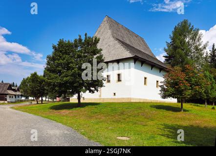 Alte traditionelle Holzhäuser des Dorfes Pribylina in der Region Liptow - Slowakei Stockfoto