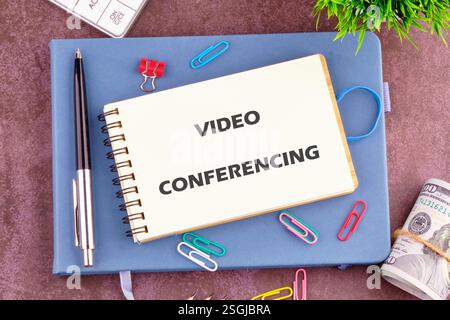 Teams arbeiten nahtlos mit innovativen Videokonferenzlösungen zusammen, die die Kommunikation in der Geschäftslandschaft verbessern. Stockfoto