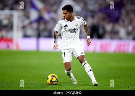 MADRID, SPANIEN - 08. FEBRUAR: Rodrygo geht gegen Real Madrid während des LaLiga-Spiels zwischen Real Madrid CF und Atletico de Madrid im Estadio Santiago BER Stockfoto