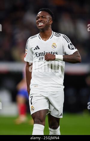 MADRID, SPANIEN - 08. FEBRUAR: Vinicius Junior von Real Madrid während des LaLiga-Spiels zwischen Real Madrid CF und Atletico de Madrid im Estadio Santiago Stockfoto
