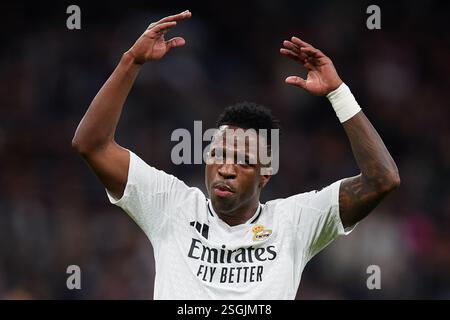 MADRID, SPANIEN - 08. FEBRUAR: Vinicius Junior von Real Madrid während des LaLiga-Spiels zwischen Real Madrid CF und Atletico de Madrid im Estadio Santiago Stockfoto