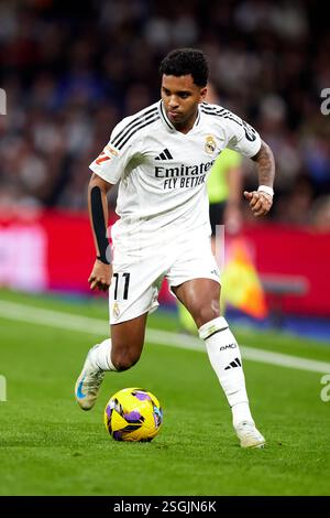 MADRID, SPANIEN - 08. FEBRUAR: Rodrygo geht gegen Real Madrid während des LaLiga-Spiels zwischen Real Madrid CF und Atletico de Madrid im Estadio Santiago BER Stockfoto