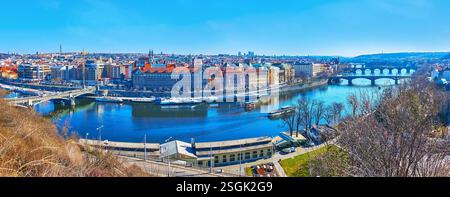 Panorama des alten Prags vom Letna Hügel, mit Blick auf die Moldau, historische Brücken, Dvorak Embankment, Stadthäuser und Herrenhäuser, Tschechische Republik Stockfoto