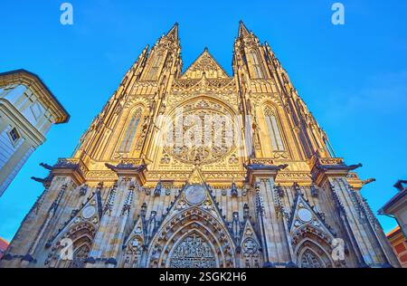 Das Hauptportal des gotischen Veitsdoms aus Sandstein mit kunstvollen Rosen- und Lanzettenfenstern, Wasserspeiern, Zinnen und geschnitzten Reliefmustern, Pragu Stockfoto