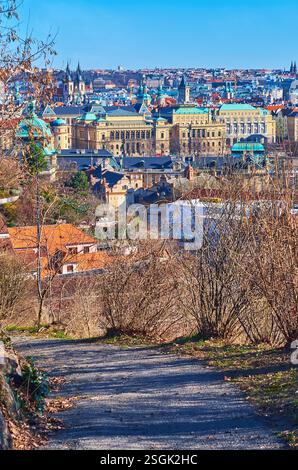 Gehen Sie durch die enge geschwungene Gasse der Chotek-Gärten und genießen Sie den Blick auf die Altstadt vom Hügel, Prag, Tschechien Stockfoto