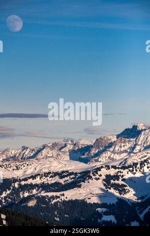 Blick von der Skistation Les Diablerets, Mondblick über die Schweizer Alpen. Stockfoto