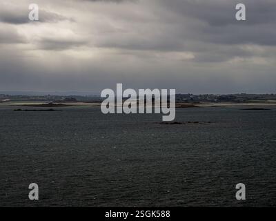 Die Küste in der Nähe von Roscoff ist von einer abfahrenden Fähre über den Ärmelkanal zu sehen Stockfoto