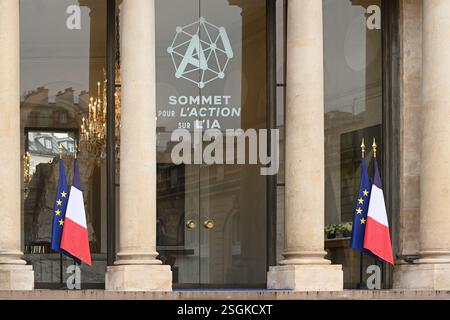 Paris, Frankreich. Februar 2025. Logo du Sommet pour l'Action sur l'IA, au Palais de l'Elysee, le 10 Fevrier 2025. - 10/02/2025 - France/Ile-de-France (Region)/Paris - Julien Mattia/Le Pictorium Credit: LE PICTORIUM/Alamy Live News Stockfoto