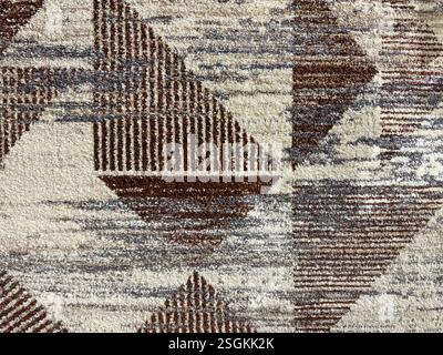 Nahaufnahme der Teppichtextur in zufälliger Schmutz-, Dreieck-, Streifen- und Grunge-Textur. In Braun, weiß, Beige und Grau. Abstraktes Zufallsmuster Stockfoto