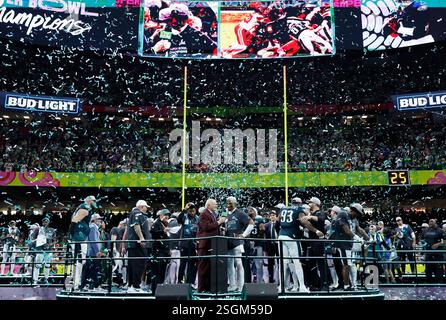 New Orleans, Usa. Februar 2025. Philadelphia Eagles Quarterback und Most Valuable Player Jalen Hurts spricht mit Terry Bradshaw, als Konfetti auf dem Feld fällt, nachdem die Eagles am Sonntag, den 9. Februar 2025, die Kansas City Chiefs 40-22 im Super Bowl LIX im Caesars Superdome in New Orleans besiegt hatten. Foto: John Angelillo/UPI Credit: UPI/Alamy Live News Stockfoto