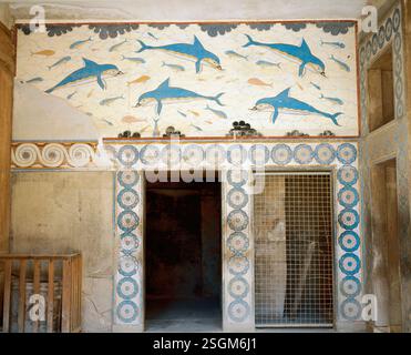 Dolphin Fresco, Megaron der Königin, Knossos Palast, minoische Zivilisation, Bronzezeit, LM I Periode, Kreta, Griechenland (2000). Eine Meeresszene, die eine Schule von Delfinen darstellt, die symmetrisch mit Fischen in den Zwischenräumen und einer Gruppe von Schwämmen zusammengesetzt ist. Archäologisches Museum von Heraklion. Stockfoto