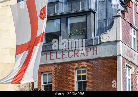 London, Großbritannien. Ehemalige Büros von DC Thompson (Verlag in Dundee) in Fleet Steet - St George's Flag, die auf der Kirche von St Dunstand im Westen fliegt Stockfoto