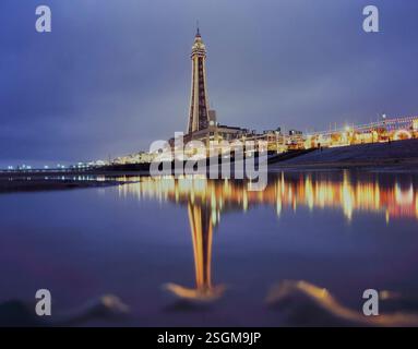 Blackpool Tower bei Nacht spiegelt sich in einem Strandpool. Lancashire, England. UK Stockfoto
