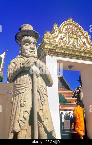 Buddhistischer Mönch, Spaziergang durch das Tor, Wat Pho Tempel, Bangkok, Thailand Stockfoto