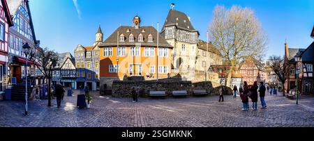 Touristen, die einen sonnigen Tag auf dem historischen Marktplatz von Idstein genießen, mit seinen bunten Fachwerkhäusern, Rathaus und Schloss Stockfoto