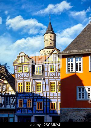 Istein mit traditioneller deutscher Architektur mit lebhaften Fachwerkhäusern und einem historischen Turm vor dem Hintergrund eines bewölkten Himmels Stockfoto