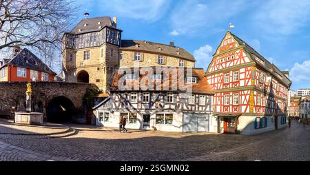 Panoramablick auf die malerische Altstadt von Idstein, deutschland, mit traditionellen Fachwerkhäusern und dem imposanten Schloss Stockfoto