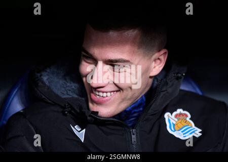 Luka Sucic von Real Sociedad sieht sich beim Spiel der UEFA Europa League 2024/25 Phase MD8 zwischen Real Sociedad CF und PAOK FC im Estadio reale Are an Stockfoto